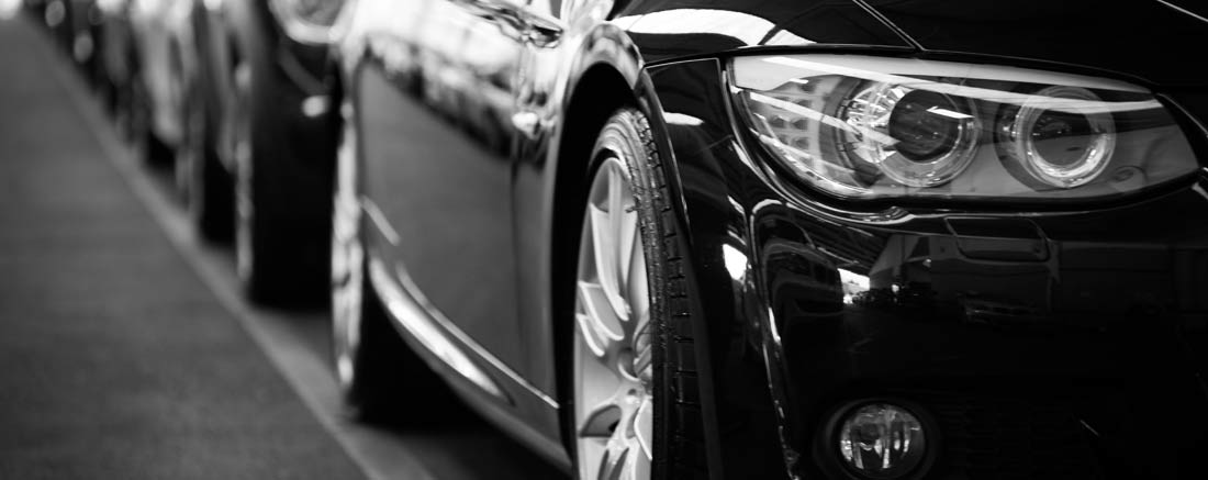 Carros novos estacionados em fila